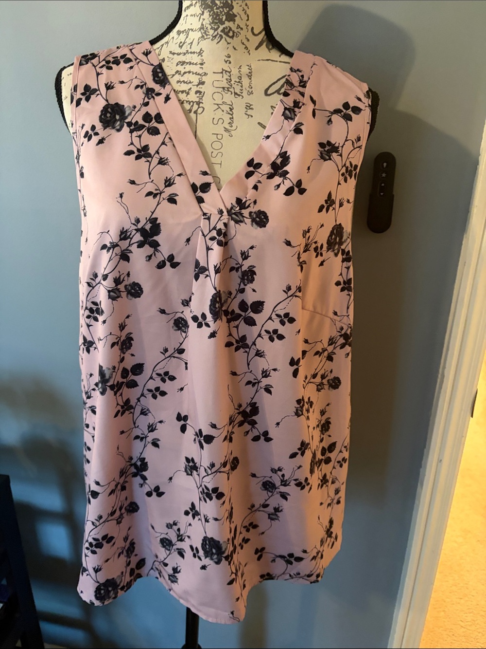 Sleeveless Pink Floral V-Neck Women's Top SHEIN 2XL, like new, flattering!